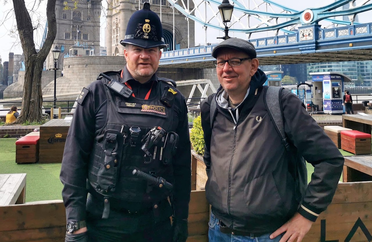 Kai Fraass mit einem Londoner Polizisten an der Tower Bridge