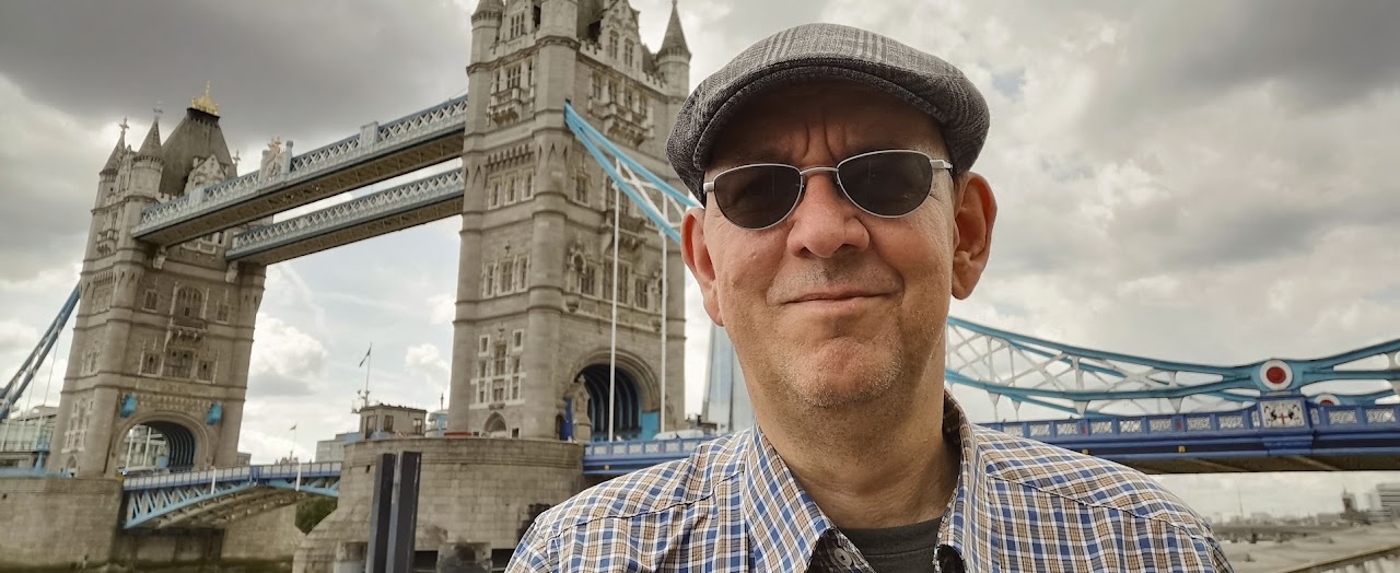 Kai Fraass vor der Tower Bridge in London